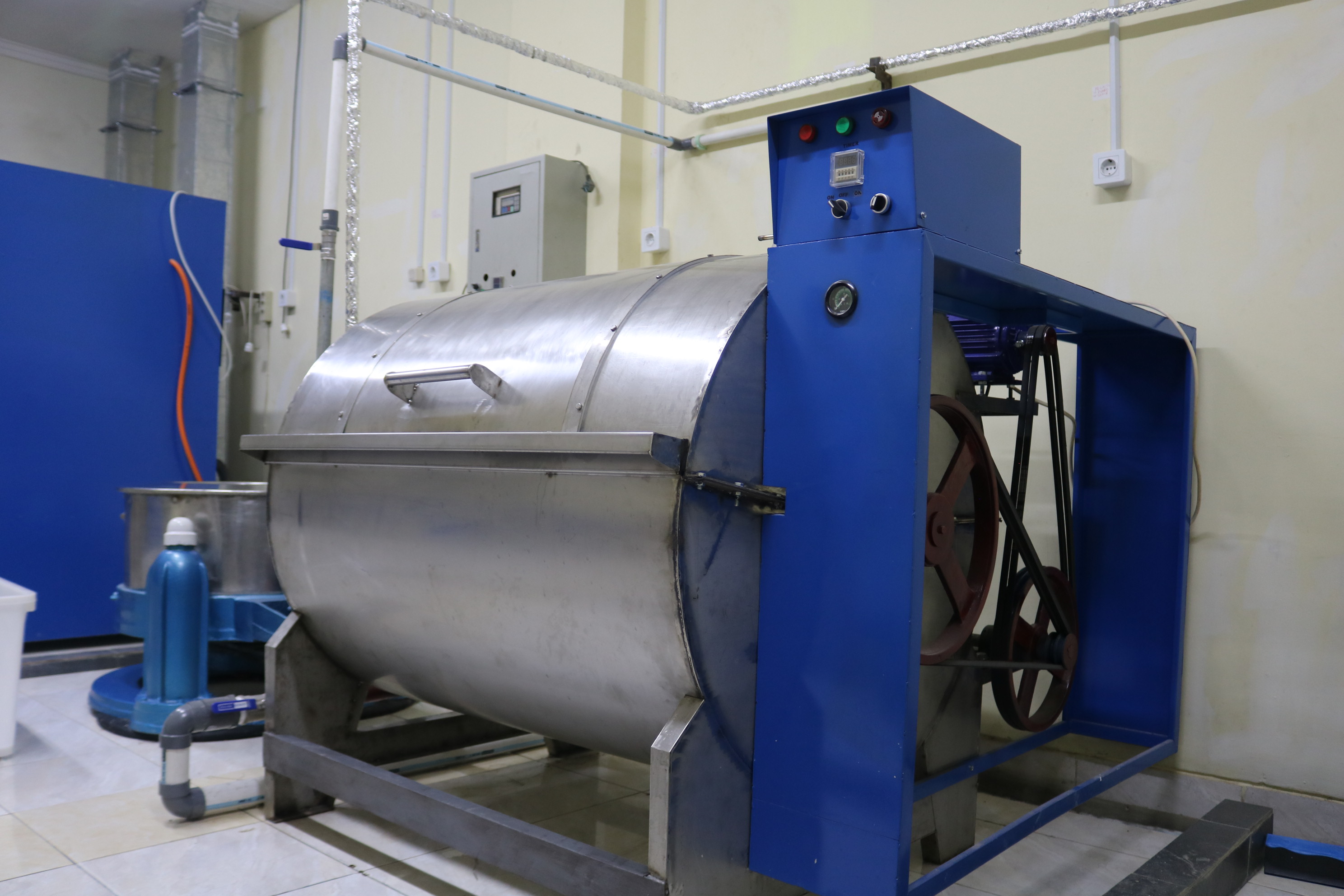 take laundry out of washing tool